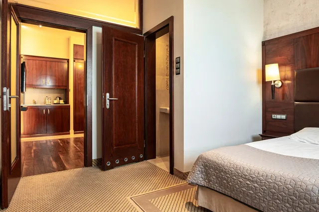 غرفة رباعية بسرير كوين وسريرين منفصلين بغرفتي نوم، Galicja Hotel 1/5