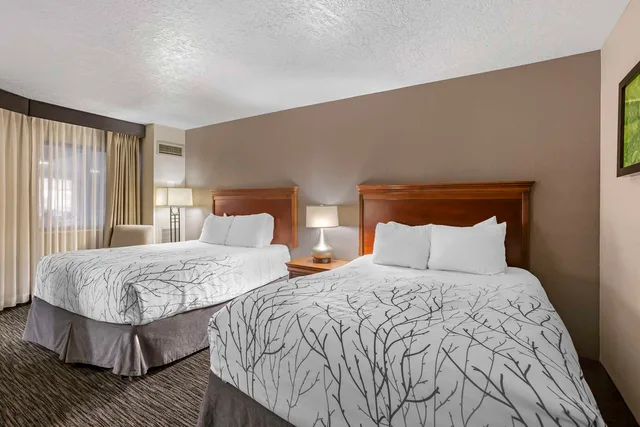 Room, 2 Queen Beds, Pool Side، Best Western Plus Landmark Inn 2/3