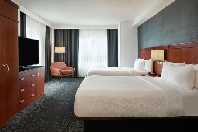 استوديو بسريرين كوين مع أريكة، Courtyard Calgary Airport 1/7