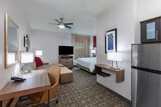 جناح بسرير كينج بغرفة نوم واحدة مع أريكة، Staybridge Suites Iah Airport East 2/3