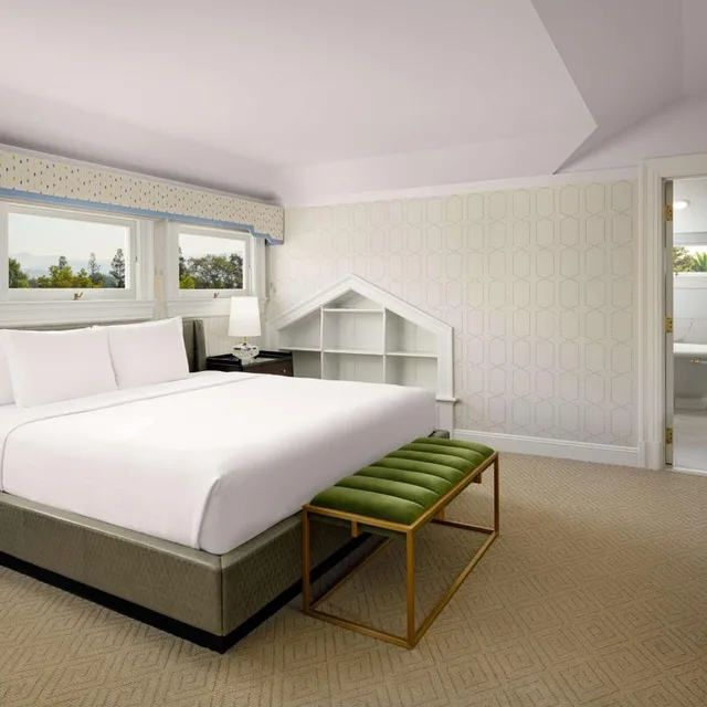 جناح بسرير كوين مع أريكة، Hayes Mansion San Jose, Curio Collection by Hilton 4/10