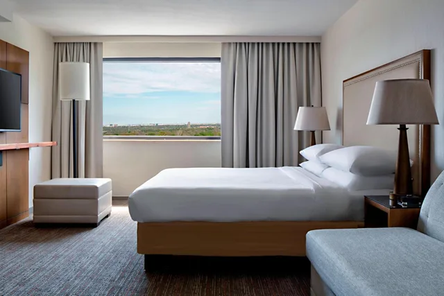 غرفة كلوب بسرير كينج بشرفة مع دخول الصالة، San Antonio Marriott Northwest Medical Center 1/10