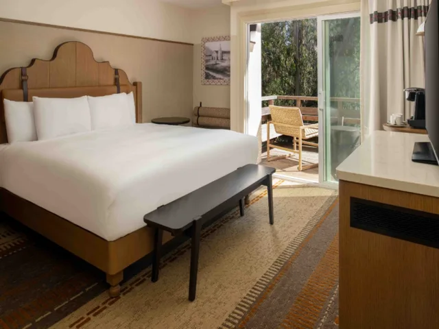 غرفة بسرير كينج بشرفة، Chaminade Resort and Spa 2/8
