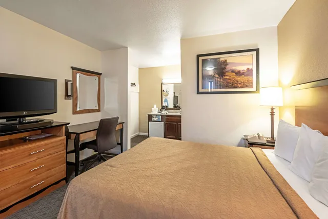 غرفة قياسية بسرير كوين، Rodeway Inn At Nevada State Capitol 5/6