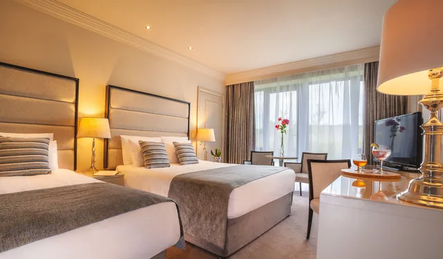 غرفة سوبيريور رباعية بسرير مزدوج وسريرين منفصلين، The Connacht Hotel 2/2
