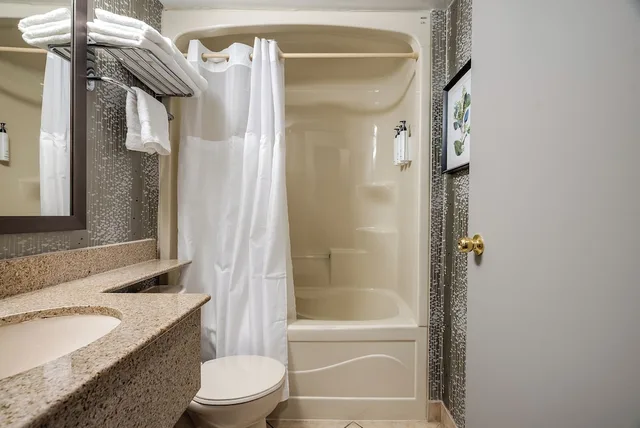 غرفة قياسية بسرير كينج، Monte Carlo Inn Toronto West Suites 6/8