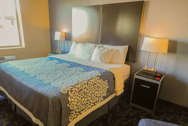 غرفة بسرير كينج للمدخنين لذوي الإعاقة، Days Inn & Suites by Wyndham Pocahontas 1/6