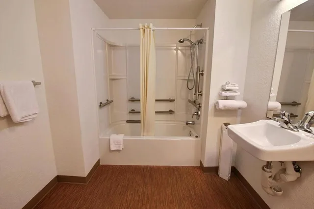 1 Queen Bed Micfridge، Motel6 Chico, CA 7/8