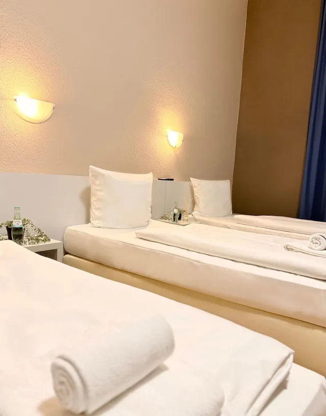 غرفة ثلاثية بثلاثة أسرّة، Colour Hotel 1/6