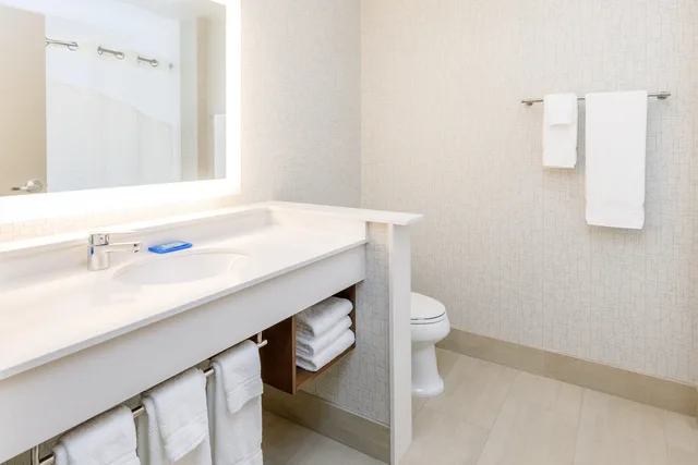 جناح بسريرين كوين، Holiday Inn Express Suites Sturbridge 2/3