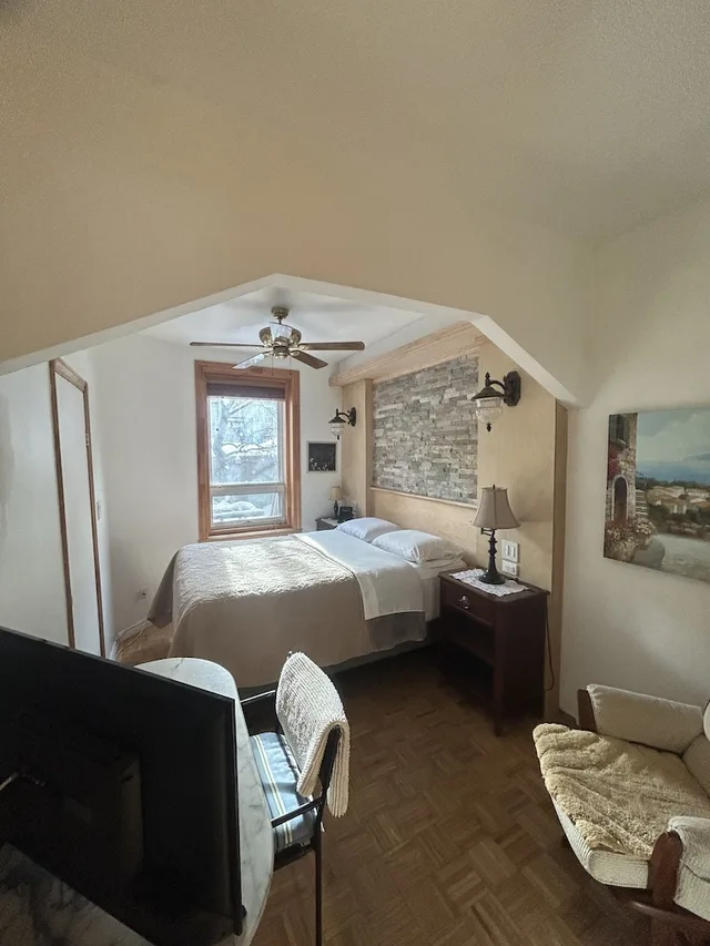 Heritage, Queen Bed, Private Bathroom، Le Sieur De Joliette 2/2