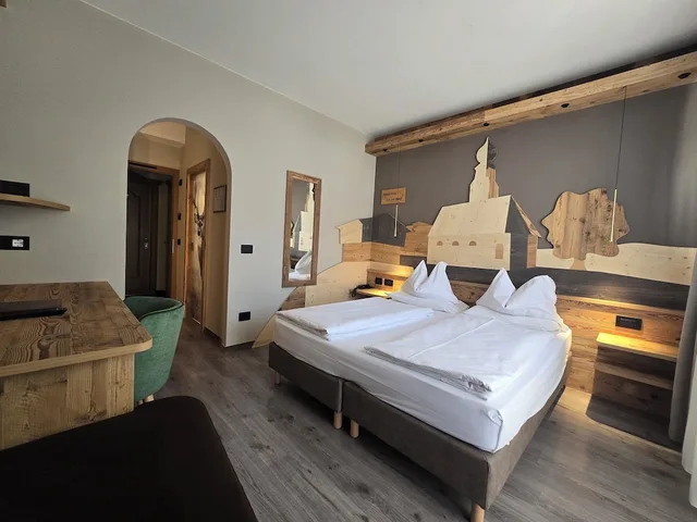 غرفة بسريرين منفصلين بإطلالة على الجبل، HOTEL AZOLA 6/10