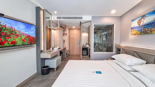 Superior, King Bed, Balcony, Clarian Hotel Beach Patong 1/10