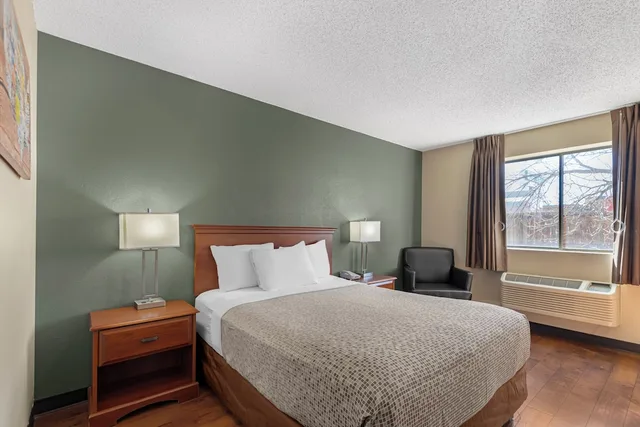 غرفة بسرير كوين لذوي الإعاقة، Econo Lodge Longmont East 1/5