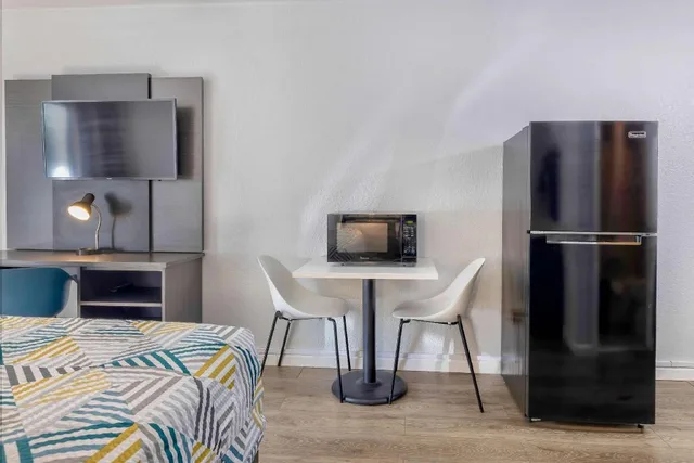 1 Queen Bed - Mobil Access Tub Nsmk Kitchen، Studio6 Effingham, IL 7/10