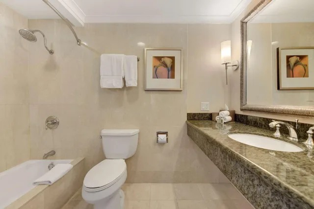 غرفة قياسية بسرير كينج، The Beverly Hilton 2/2