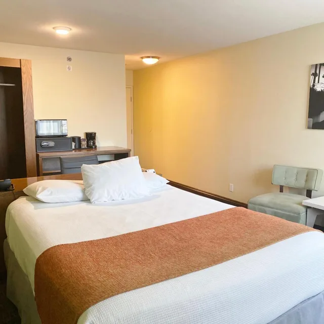 غرفة قياسية بسرير كوين، Redac Gateway Hotel 1/4