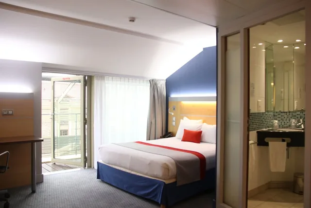 جناح بسرير مزدوج بإطلالة على القناة بشرفة، Holiday Inn Express Paris - Canal de la Villette 4/6