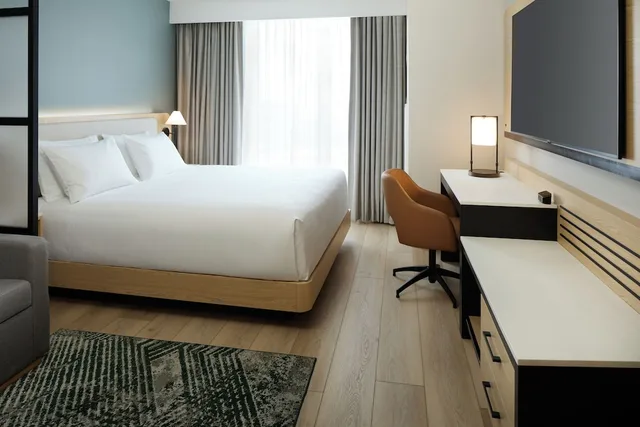غرفة بسرير كينج مع أريكة في طابق مرتفع، Hyatt Place Montreal Airport 2/6