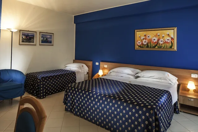 غرفة كلاسيكية رباعية بسرير كوين وسريرين منفصلين، Riviera Del Sole Hotel Resort Spa 1/2