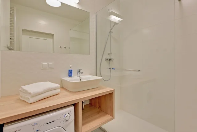 شقة ديلوكس بسريرين منفصلين بشرفة بغرفتي نوم مع أريكة، Grano Apartments 7/10