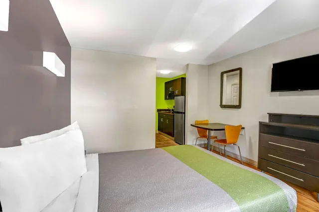 غرفة قياسية بسرير كوين للمدخنين، Studio 6 Extended Stay - Atlanta, GA - Chamblee 4/8