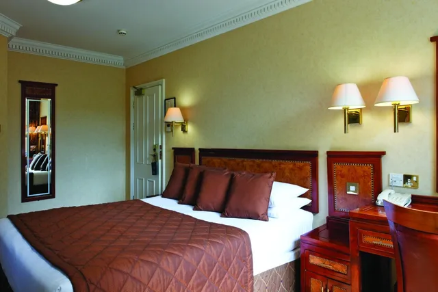 Room, Triple, Sofa, Grange Clarendon Hotel 9/10