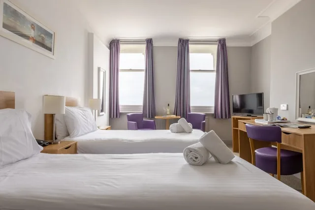 غرفة سوبيريور بسريرين منفصلين بإطلالة على البحر، Burlington Hotel 2/3