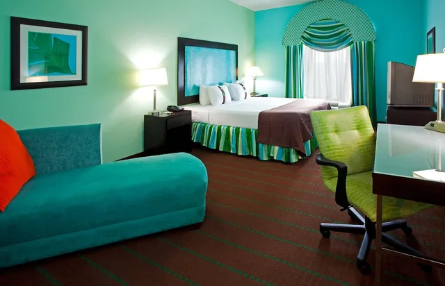 غرفة بريميوم بسرير كينج مع أريكة، Holiday Inn Hotel And Suites Ocala Conference Center 1/4