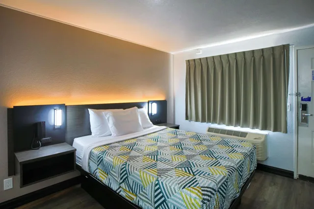 غرفة بسرير كوين لذوي الإعاقة، Motel6 Sacramento, CA - Old Sacramento North 3/8