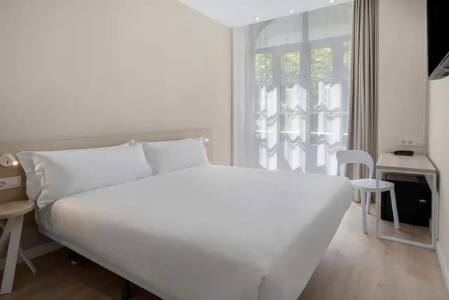 Plus, Double Bed, B&B HOTEL Figueira da Foz 2/4