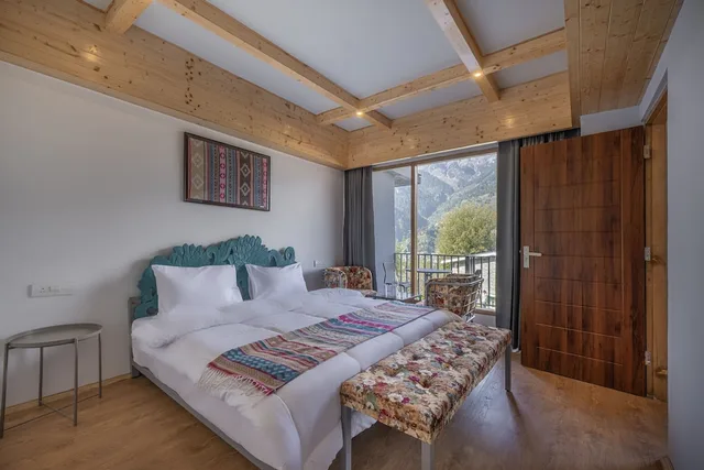غرفة عائلية بسرير كينج وسرير مزدوج بإطلالة على الجبل بشرفة بغرفتي نوم، Echor Himalayan Heights Luxe Manali 2/7