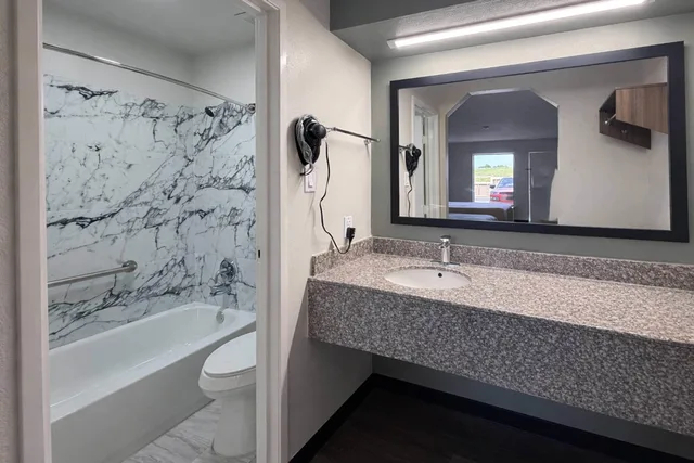 غرفة بسرير كينج لذوي الإعاقة، Quality Inn Mount Pleasant 3/5