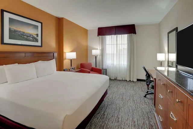 غرفة ديلوكس بسرير كينج لذوي الإعاقة، Drury Inn & Suites Charlotte Northlake 1/3