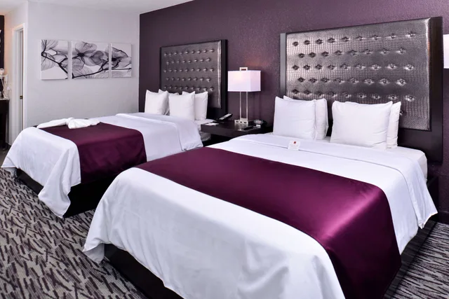 جناح بسريرين كوين مع أريكة يُسمح فيها بالحيوانات الأليفة، Clarion Inn & Suites Across From Universal Orlando Resort 2/10