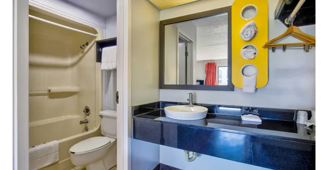 2 Queen Beds - Smoking, Micfridge، Motel6 Ashland, VA 5/7