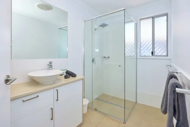 كابينة بسرير كوين وأسرّة بطابقين بإطلالة على المسبح بغرفتي نوم، Exmouth Cape Holiday Park 4/6