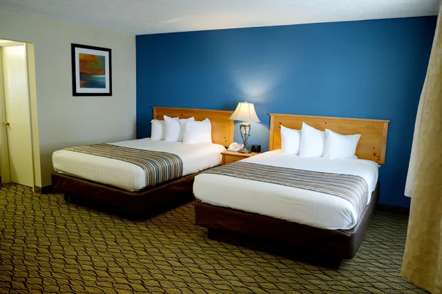جناح استوديو ديلوكس بسريرين كوين بإطلالة على البحيرة مع أريكة، Baymont by Wyndham St. Ignace Lakefront 1/1