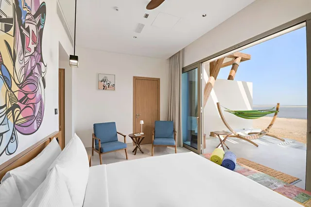 غرفة بسرير كينج بإطلالة على البحر، Fuwairit Kite Beach, Tapestry Collection by Hilton 1/4