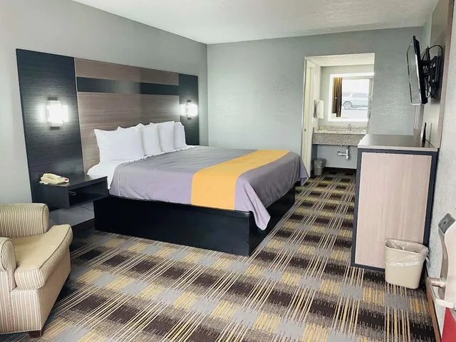 جناح بسريرين مزدوجين بمطبخ صغير للمدخنين، Travelodge by Wyndham Sellersburg / Louisville North 4/10