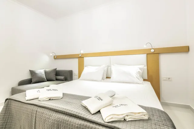 Deluxe, Studio, Twin Beds, Pool View, Sofa, White Canvas Boutique Studios 3/10