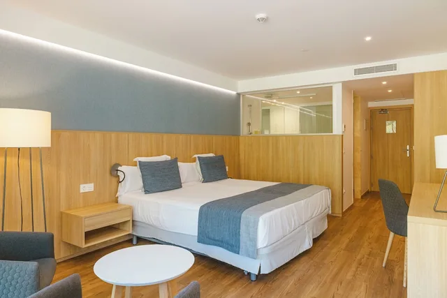 غرفة قياسية بسريرين منفصلين بشرفة، HOTEL 55 SANTO TOMAS 4/10