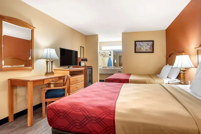 Room, 2 Queen Beds, Smoking, Econo Lodge Inn & Suites Evergreen 3/4