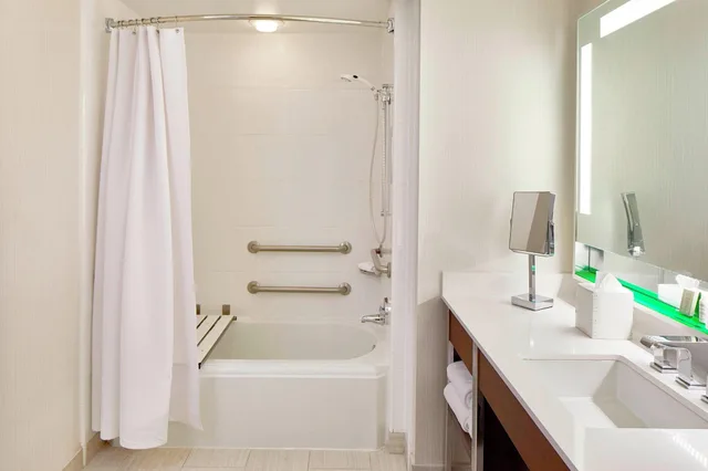 جناح تنفيذي لذوي الإعاقة، Renaissance Nashville Hotel 1/2