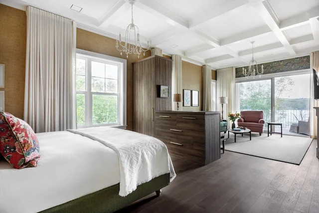Luxury, King Bed, Lake Side، Manoir Hovey 1/3