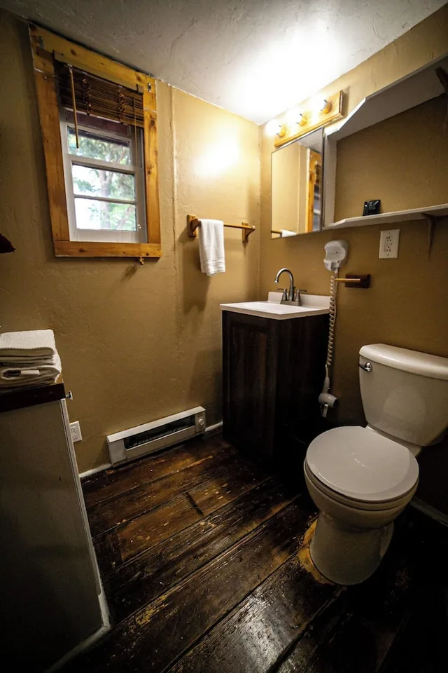 Hideaway, Cabin, Queen Bed، Chinook Winds Motel 2/2