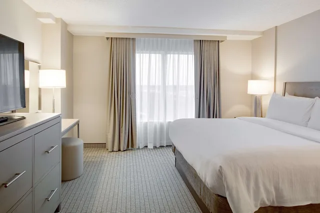 جناح بسرير كينج مع أريكة لذوي الإعاقة، Embassy Suites by Hilton Columbus Dublin 1/10