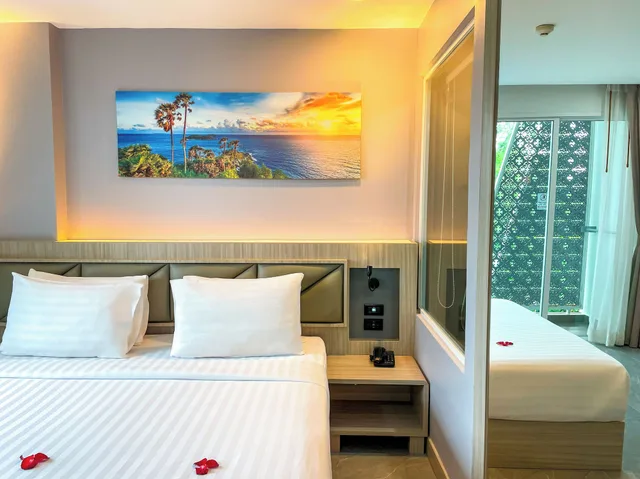غرفة ديلوكس بسرير كينج بإطلالة على المدينة بشرفة، Clarian Hotel Beach Patong 3/10