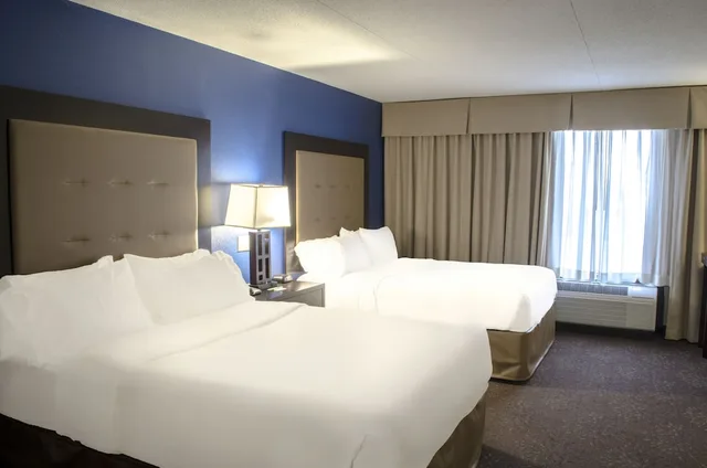 غرفة قياسية بسريرين كوين بإطلالة على المسبح، Holiday Inn Fargo 3/10