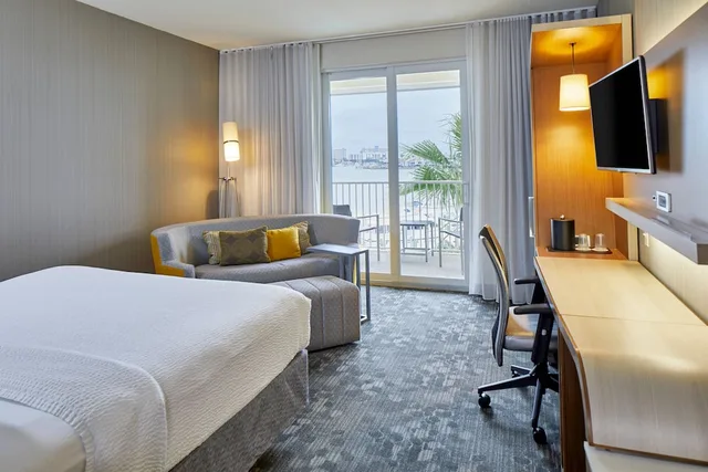 غرفة بسرير كينج بشرفة مع أريكة، Courtyard St Petersburg Clearwater Madeira Beach 1/9